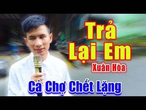 Trả Lại Em - Cả Khu Chợ Chết Lặng Vì Chàng Trai Mù Hát Rong Quá Cảm Động - Xuân Hòa