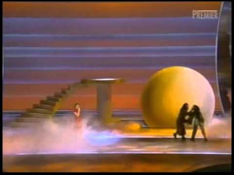 sexy COCO Lee  performed in Oscar in 2001