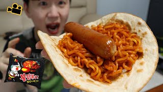 Download lagu 불닭볶음면 먹는 방법..시네마먹방 How to eat Fire Noodles..Tortilla & Sausages ENG Cinema Mukbang DoNam mp3