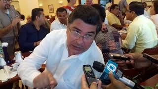 En entrevista con los medios en conocido restaurante el diputado José Antonio de la Vega Asmitia  op