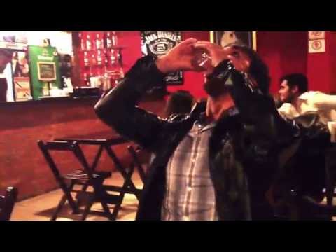 Dennis virando copo de cerveja