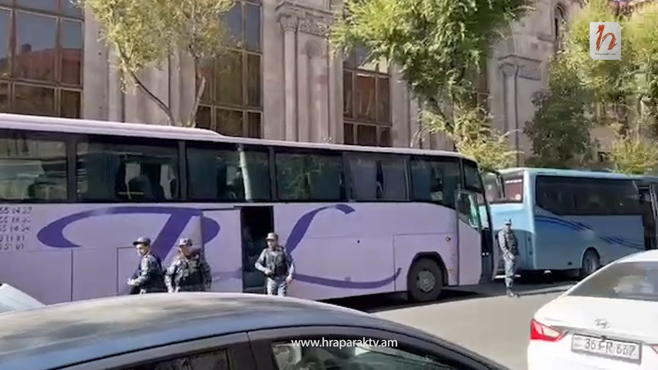 Ավտոբուսներով ոստիկաններ բերվեցին՝ Կառավարության շենքը պահելու