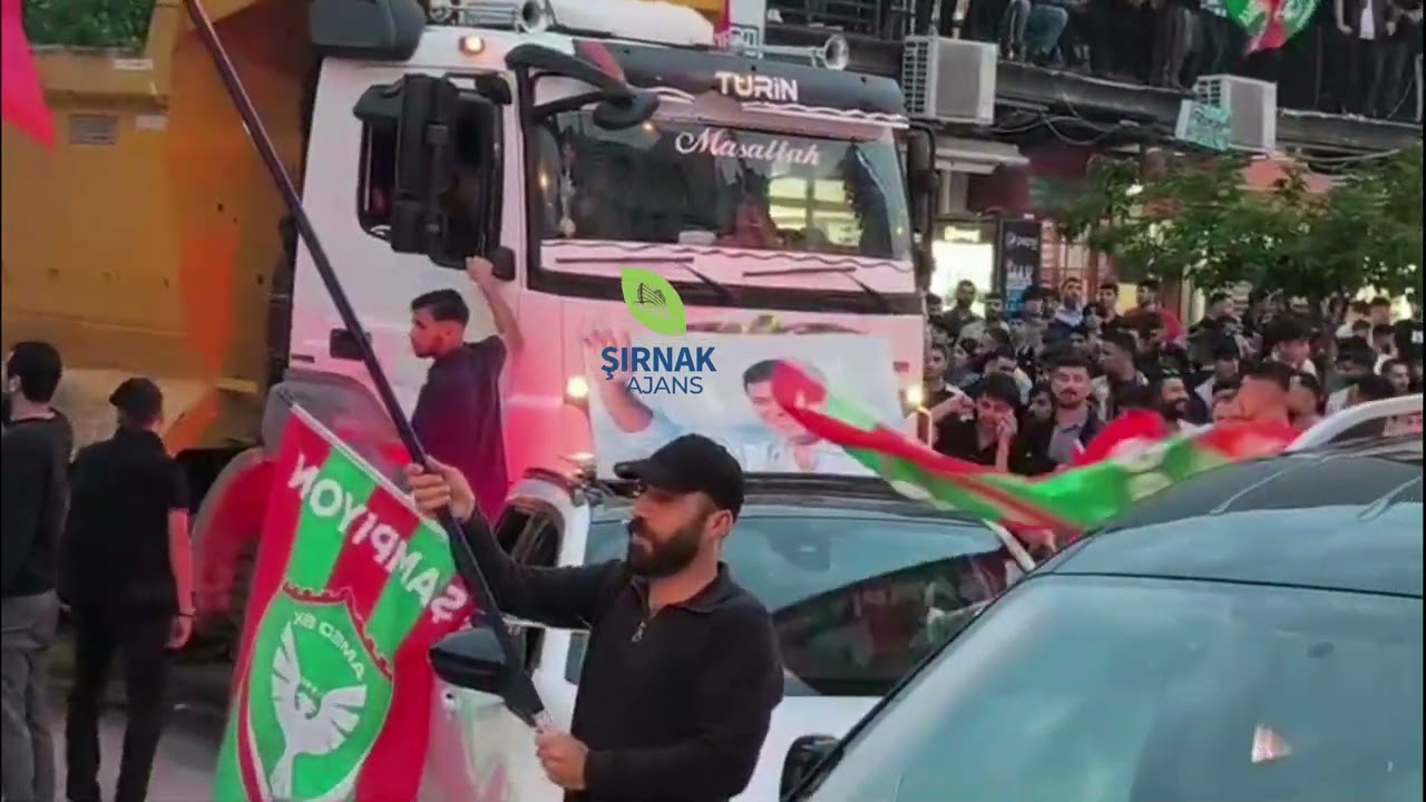 Silopi’de kutlamalarda Demirtaş pankartı açıldı