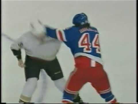 Ryan Hollweg vs Ryan Carter