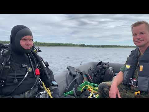 Taucher der Bundeswehr in Ferropolis schneiden unter Wasser Bäume