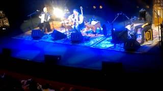 RevolveR- -El aire sabe a veneno - Guantanamera - Teatro Arriaga 2011 .wmv