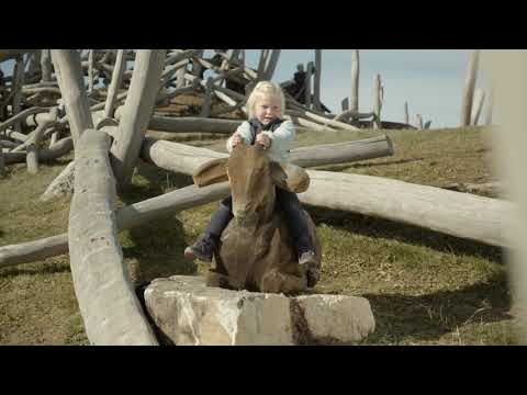 Auf Entdeckungstour des Erlebnisspielplatzes Wispile in Gstaad.