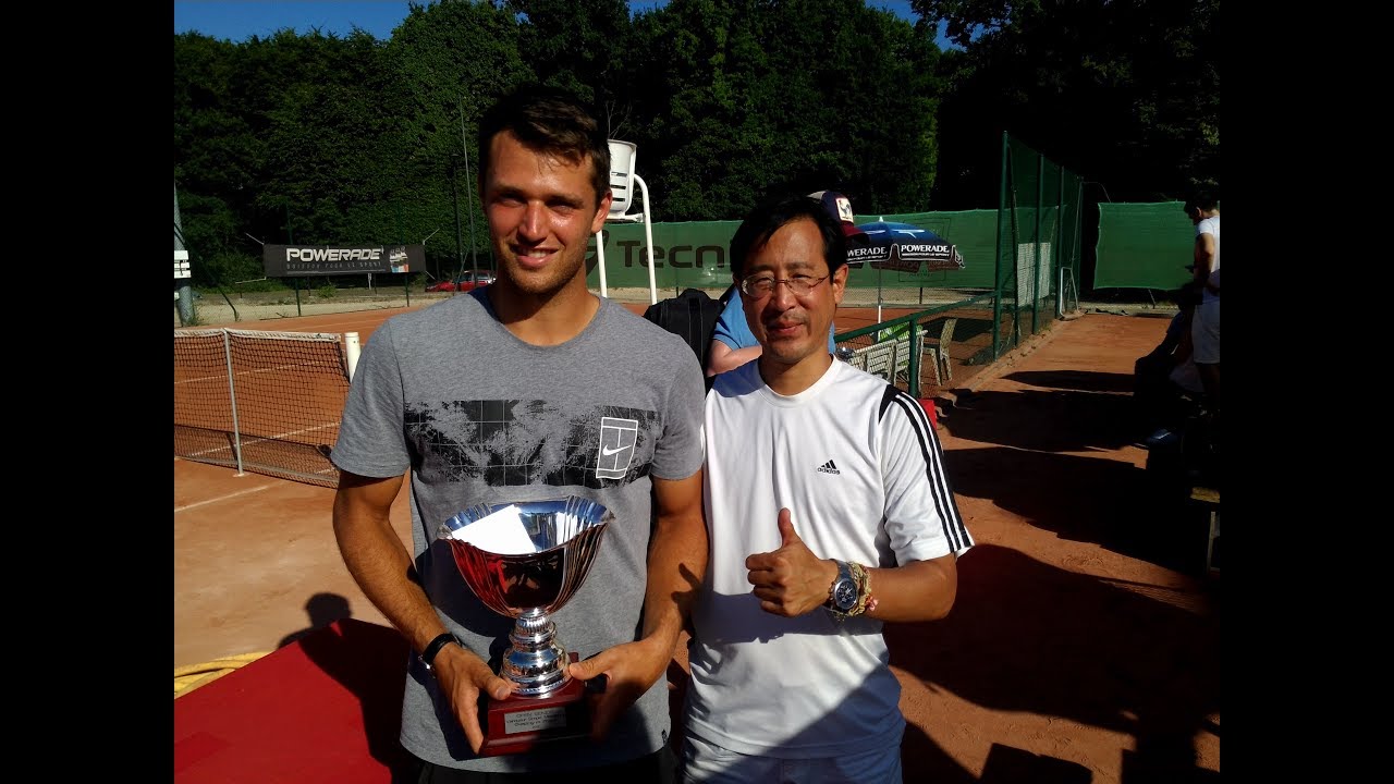 Interview et performance d'un tennisman professionnel thumbnail