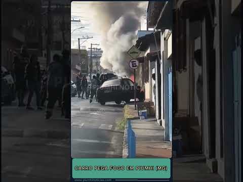 Carro pega fogo em Piumhi (MG)