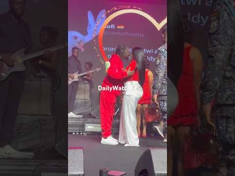 Daddy Lumba Nearly Kissed Serwaa Amihere on Stage after Loving 🥰 Performance #shorts