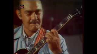1976 Joe Pass - solo guitar on 'Joe's Blues' (Live video)