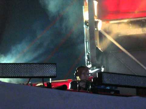 Maya Jane Coles - Loveland Festival 11-08-2012 (track id Nick Monaco - Don't Hate, Create!)