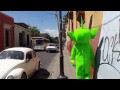 Teletubbie Esperando Abrazos LOS CABALLEROS