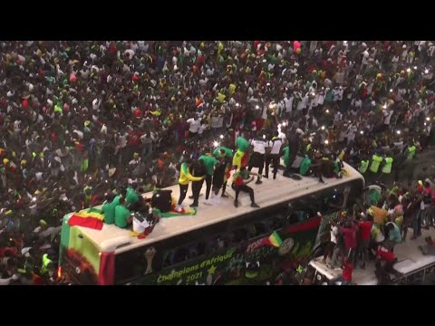 Sénégal: les vainqueurs de la CAN accueillis en héros dans les rues de Dakar
