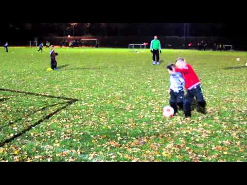 SVS F7 - Training : aanvallen dan verdediger in spel wie bal heeft schiet op doel (21 nov 2012)