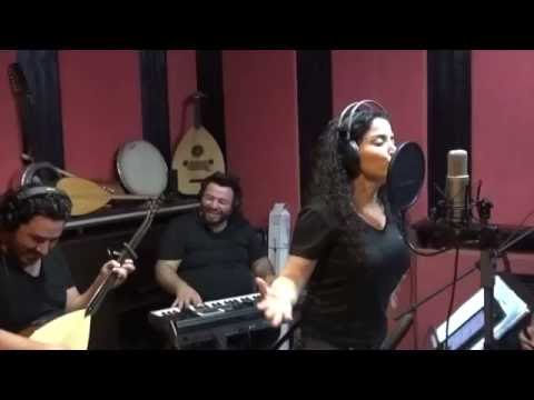 Deniz Toprak - Ela Gözlüm Ben Bu Elden Gidersem (Canlı Performans)