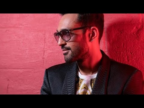 PAKISTANI SINGER ALI SETHI PAYING TRIBUTE TO LATA MANGESHKER IN PRE OSCAR PARTY.ANOUSHAYSHEIKH