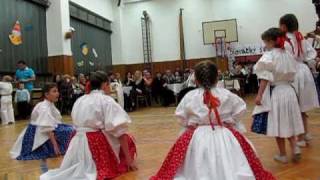preview picture of video 'Fašank Traplice 2011 - ples - vystoupení dětí #1'