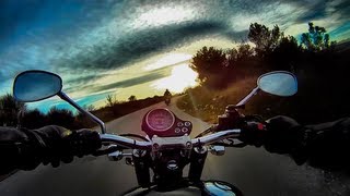 preview picture of video 'Sunset ride on a Triumph Bonneville'