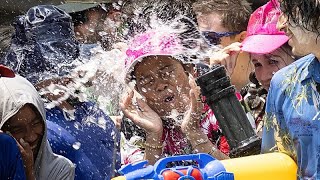 Thailand feiert Songkran-Neujahr mit Wasserschlachten und Reisewelle