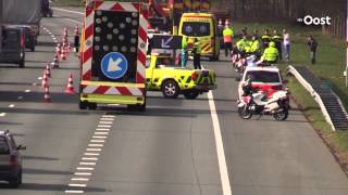 preview picture of video 'Auto op de kop na ongeluk op A35 bij Borne, rijstroken afgesloten voor verkeer'