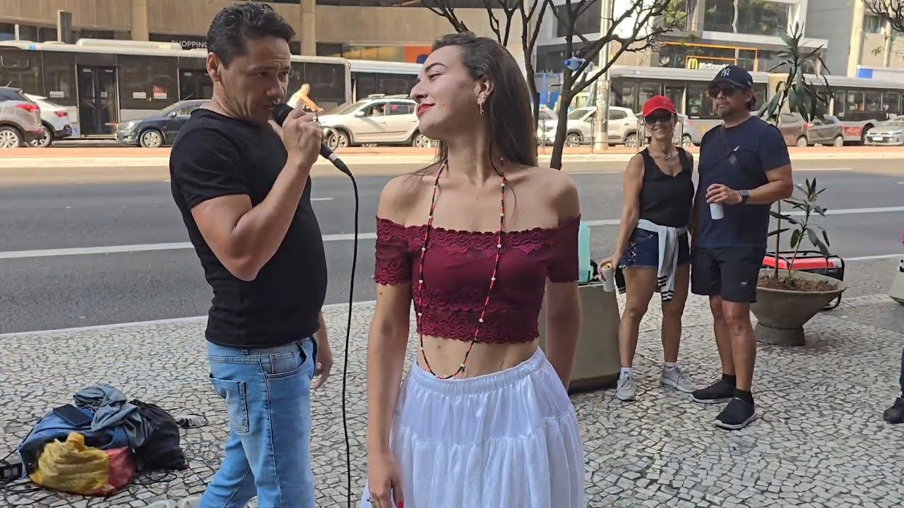 OLHA O QUE ESSA CIGANA FAZ QUANDO O CANTOR ANDRE LUIZ COMEÇOU CANTAR ZEZO NA AV PAULISTA SAO PAULO