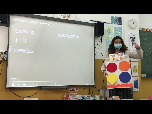 Vídeo relacionado con Prasacco Máscara de encaje negra de 22,5 x 14 cm con correas ajustables para mascarada, actuación en escenario, juego de rol, Halloween, carnaval, Navidad