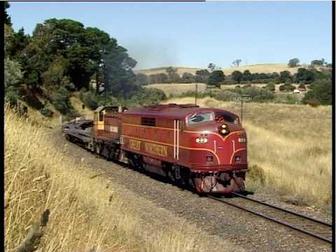 Australian diesel locomotives 4716 & streamliner GM22 - Central West - February 2001