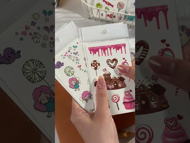 Vídeo relacionado con 20 hojas Demon Hunters Tatuajes temporales para Kidder, K Pop Regalos de Cumpleaños, Pegatinas de Tatuaje Extraíbles, Pegatinas Decorativas, Premios de Clase, Stuffers Fiesta de Cumpleaños Niña Niño