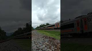 Download lagu Deru Lokomotif CC 203 #shorts #keretaapiindonesia #lokomotifcc203 mp3