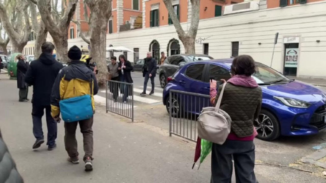 Referendum giustizia, applausi per Elly Schlein all’arrivo al seggio per il voto