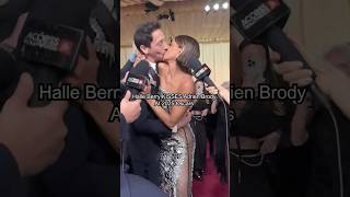 Download lagu Halle Berry KISSES Adrien Brody At 2025 Oscars 22 Years Later mp3