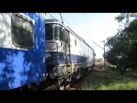 Romania: Banesti Suceava, CFR class 40 electric loco departs on a Suceava Nord-Iasi passenger train