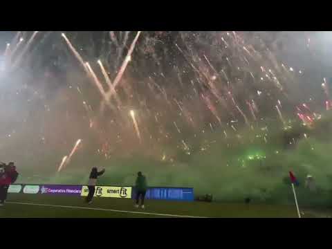 "Impresionante recibimiento de Los del Sur de Atlético Nacional en el clásico Paisa vs Medellín" Barra: Los del Sur &bull; Club: Atlético Nacional