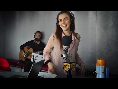 Annalisa canta "E la luna bussò" a @Radio105