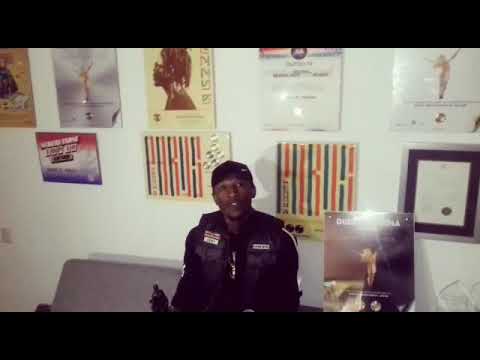 Kenny B krijgt bezoek van King Koyeba.