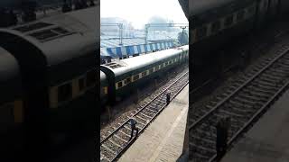 preview picture of video 'Amritsar to Saharsa garib Rath express with power of WAP 5 (GZB) going toward Bareilly'