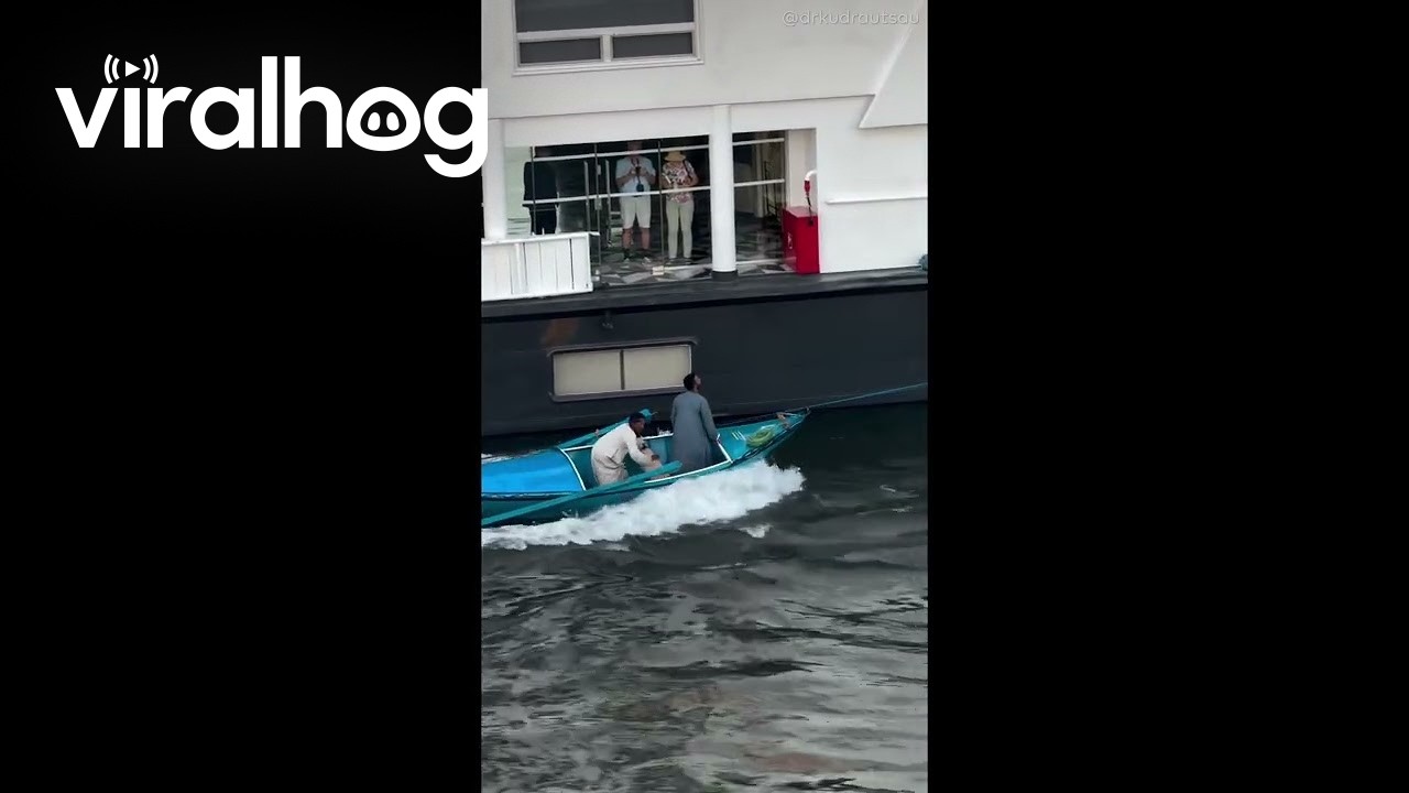 Entrepreneurial Vendors Pull Up  to Tourist Boat || ViralHog