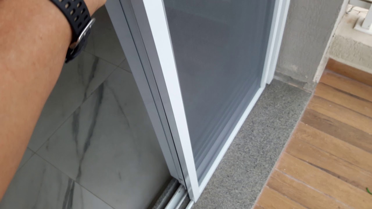 Telas e porta mosquiteira para apartamento, instalada no Tatuapé. P-227, Y312, P-256, U-681, Y-126.