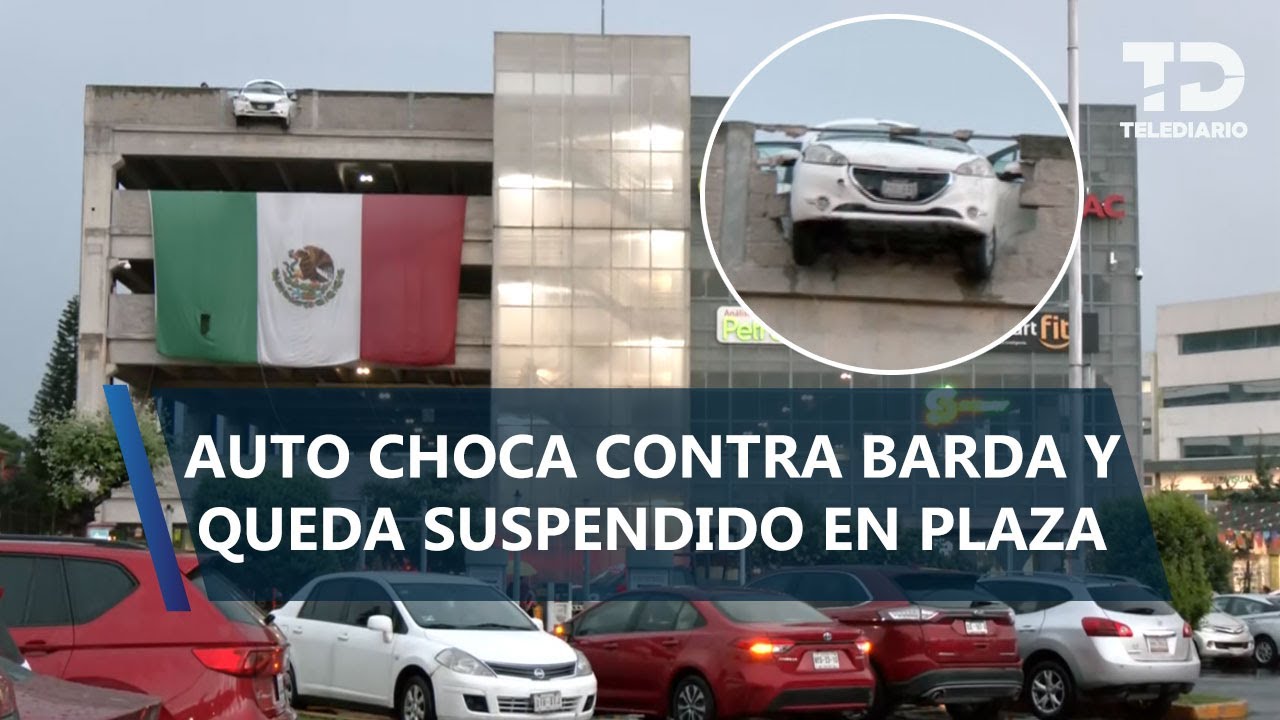 Coche rompe barda y queda suspendido en plaza de San Mateo