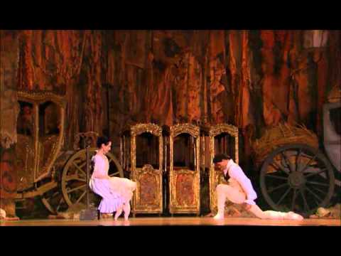 Manon (Massenet) | Act 1 | Manon meets des Grieux