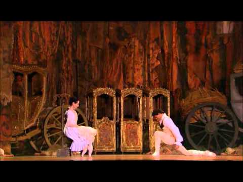 Manon (Massenet) | Act 1 | Manon meets des Grieux