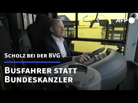 Scholz als Busfahrer bei der BVG | AFP