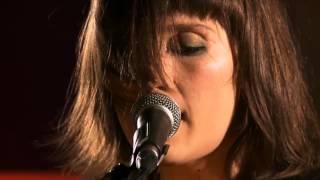 Cate le Bon: Fold the Cloth live session