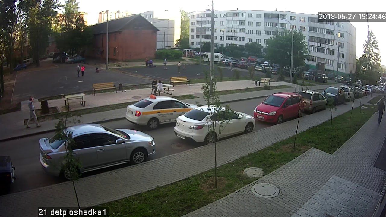 Девочка выбежала прямо под автомобиль такси