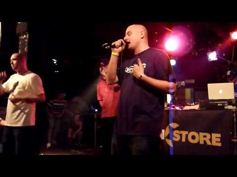 Defuckto - Nezoufej feat. TOM MALAR LIVE 24.4.2010 Zlín - Golem.