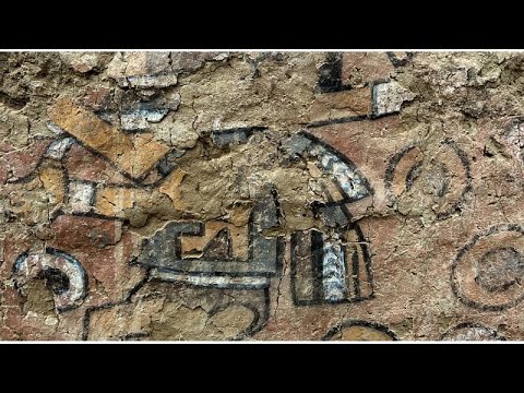 شاهد عالم آثار يعيد اكتشاف جدارية "استثنائية" في البيرو تعود إلى العصر ما قبل الكولومبي