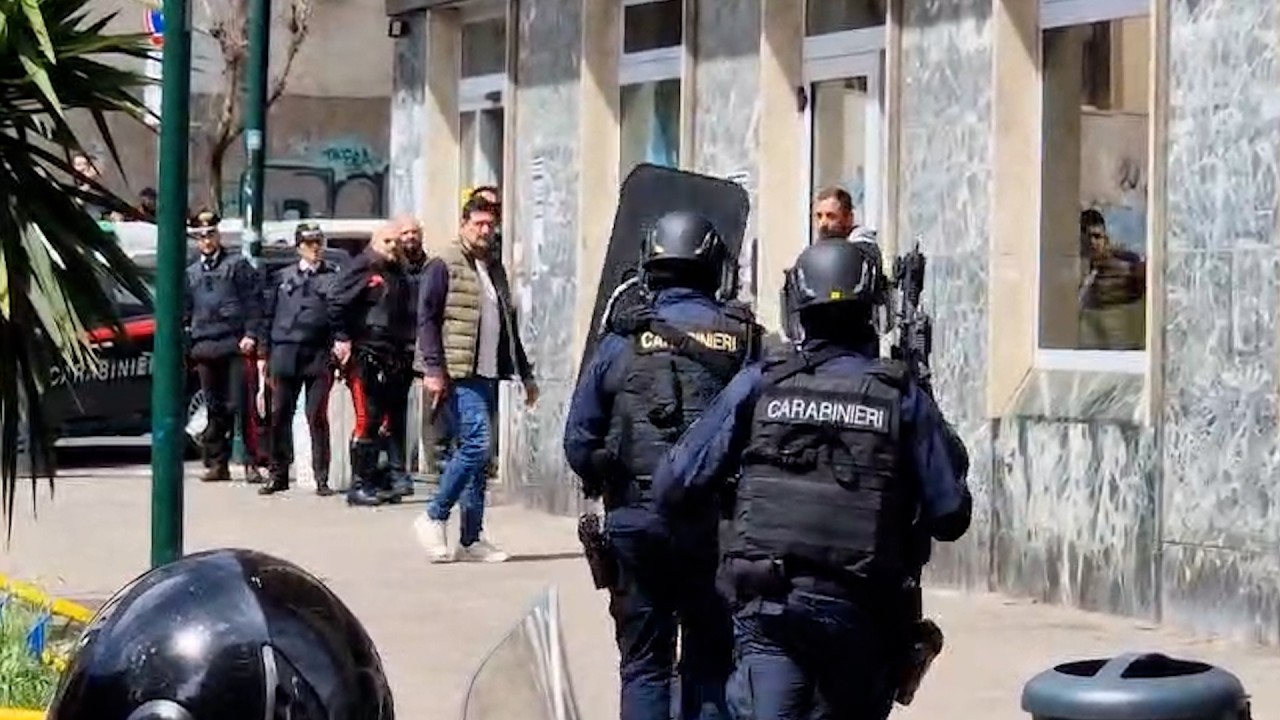 Napoli, rapina alla banca Credit Agricole: criminali si barricano dentro, carabinieri sul posto