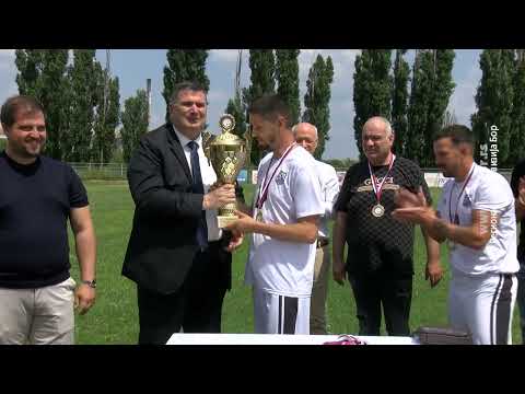 Pehar za osvajanje prvog mesta uručen Fudbalskom klubu „Bor 1919“, 18. jun 2025.(RTV Bor)