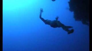 William Trubridge dives The Arch, Dahab